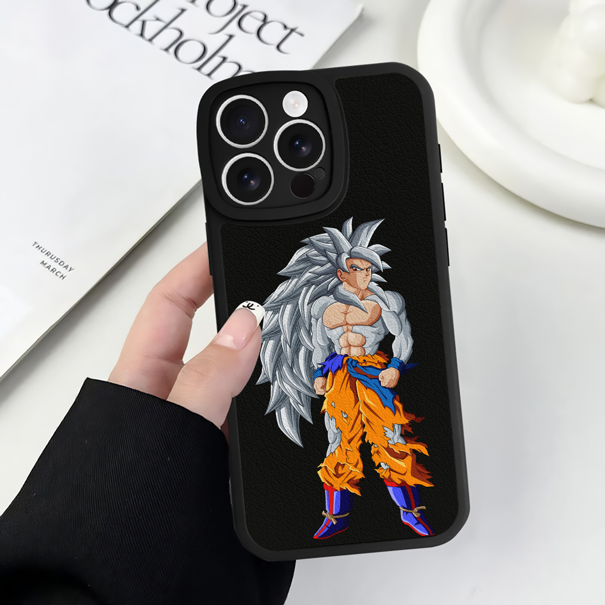 （画像用） ドラゴンボール 孫悟空（そん ごくう）Son Goku カカロット DRAGON BALL Kakarotto 【iPhone 16シリーズ対応】シリコンスマホケース（レザー調） 材質：シリコン